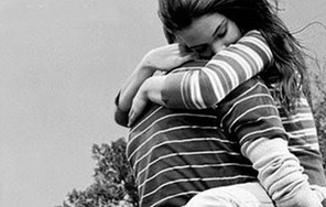 Έρευνα: Το άγγιγμα έχει ευεργετικές ιδιότητες - Μπορεί να μειώσει την κατάθλιψη και το άγχος